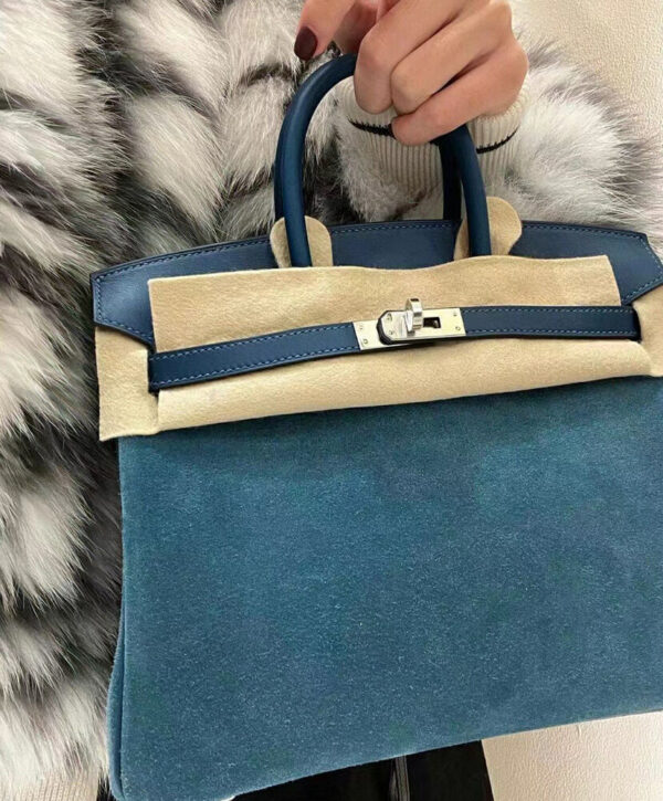 The Grizzly Birkin is the namesake edition designed to showcase Veau Doblis Suede. A soft body topped with ghillies-esq Argile Swift styling, is lined in toile herringbone canvas with leather slip pockets, making this bag soft, and supple like the suede itself. The fuzzy suede takes on marks and patinas well with use, giving this bag a visual life.?